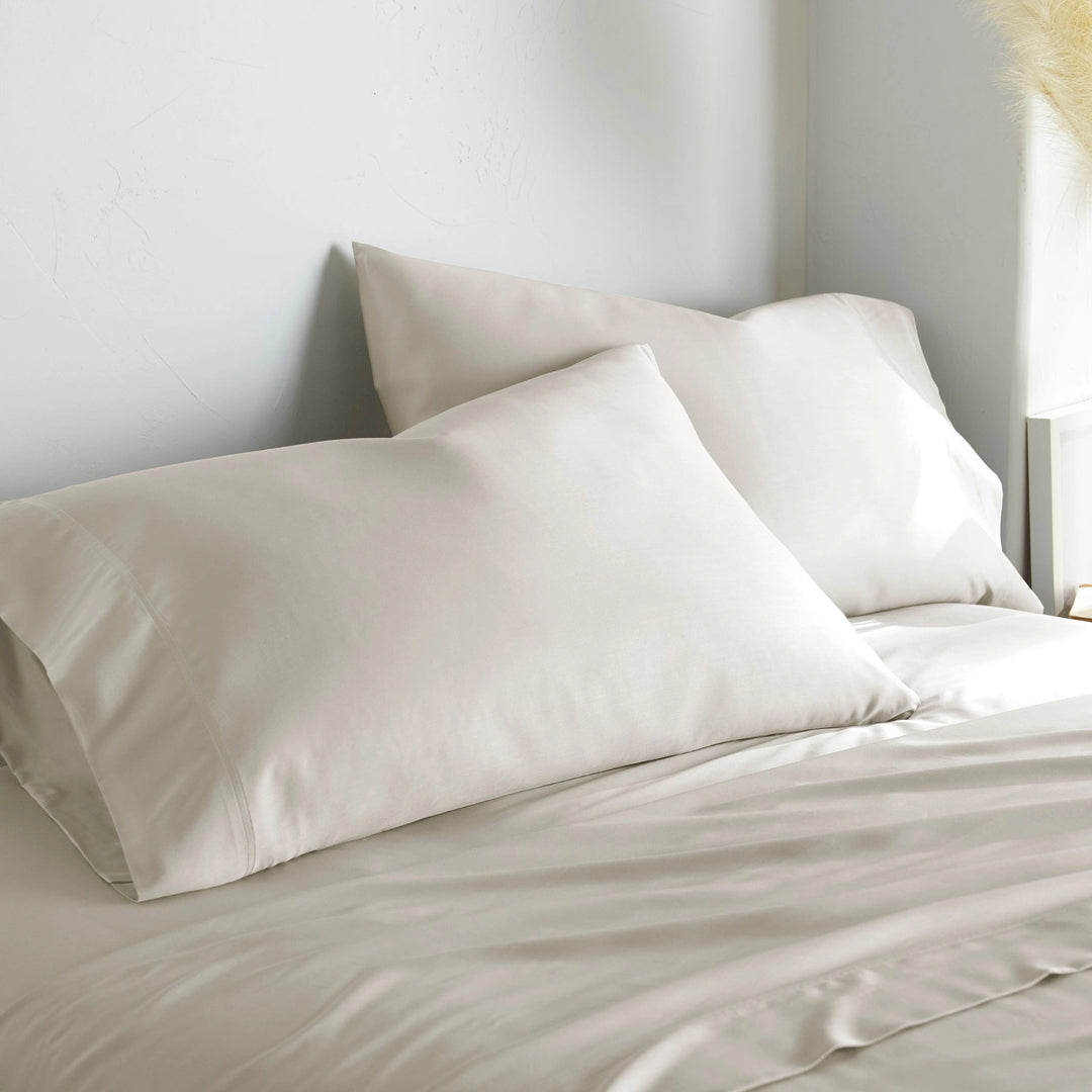 close-up of Cream bamboo bed sheets with sateen weave from the Premium Collection, showing detailed stitching and fine fabric finish