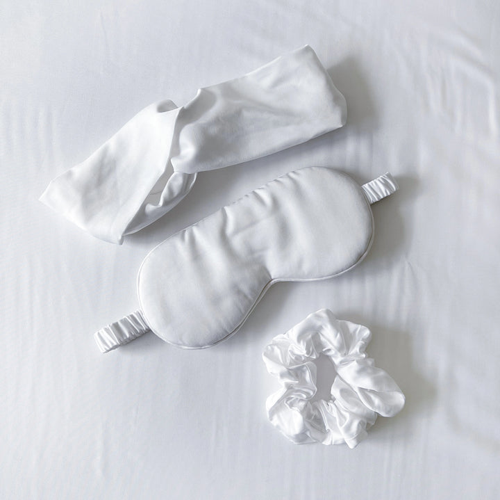 Luxurious self-care gift set in white for relaxation, comfort, and eco-friendly pampering