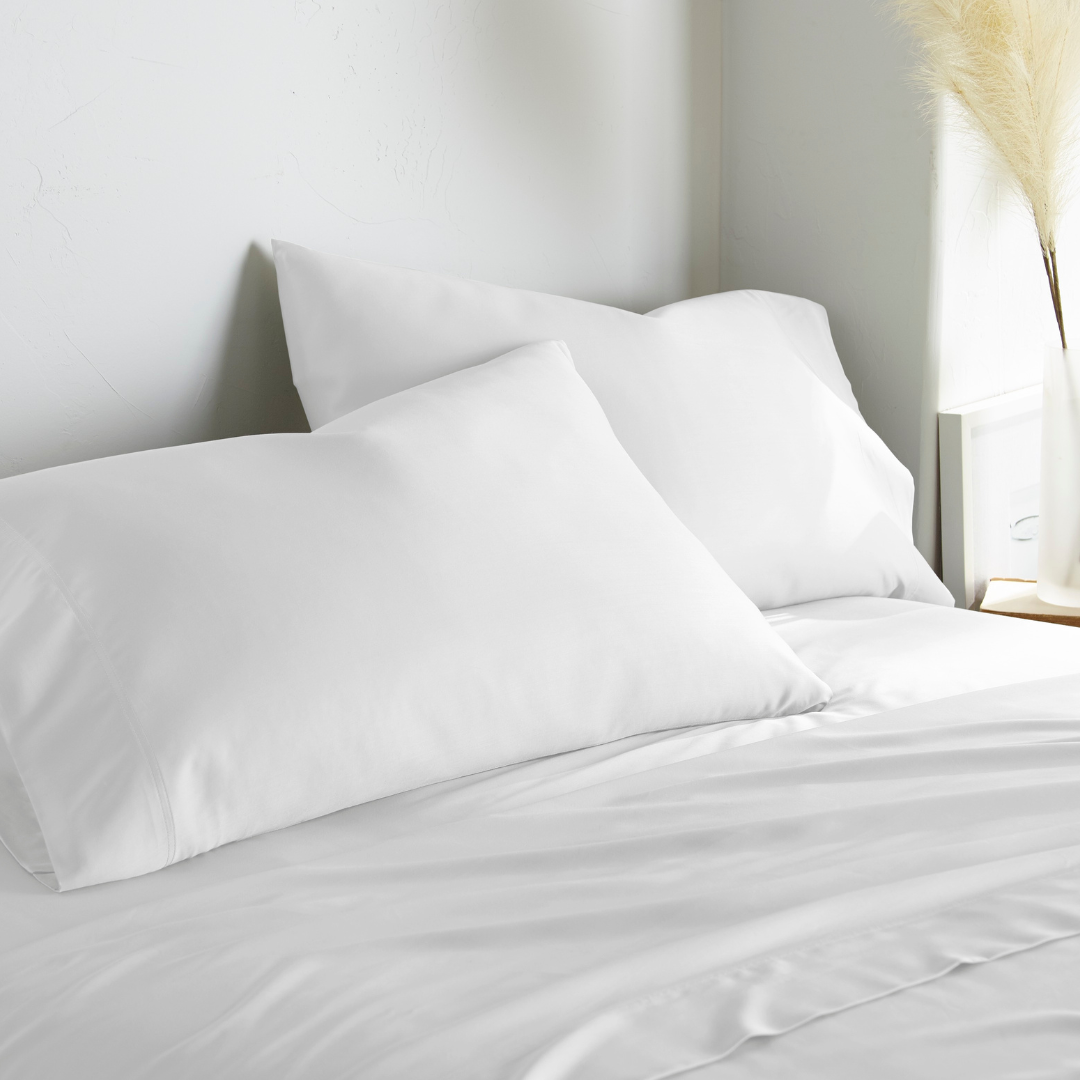 close-up of white bamboo bed sheets with sateen weave from the Premium Collection, showing detailed stitching and fine fabric finish